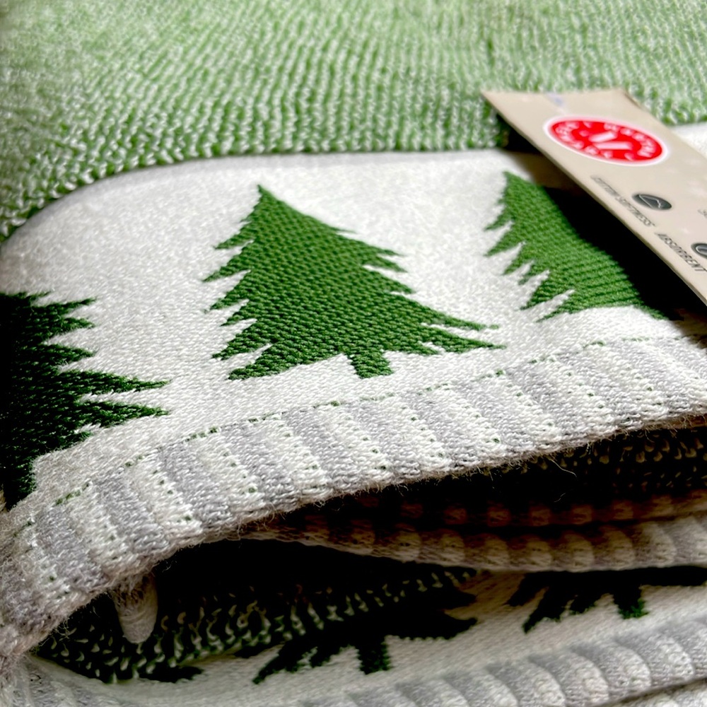 MARTHA STEWART🌲Set of 2 Evergreen Trees Bath Towels 🌲NWT🌲Beautiful Quality 🌲 - Picture 4 of 10